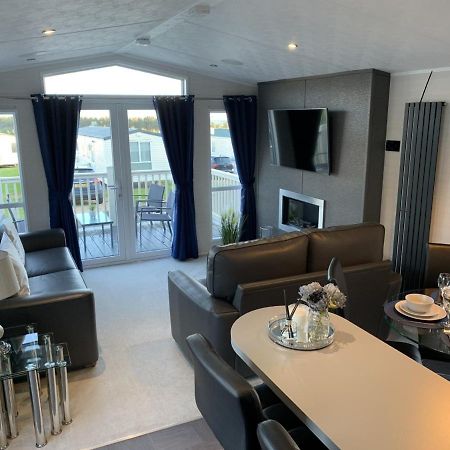 Lola Lodge - Luxury Hot Tub Retreat Newton on the Moor ภายนอก รูปภาพ