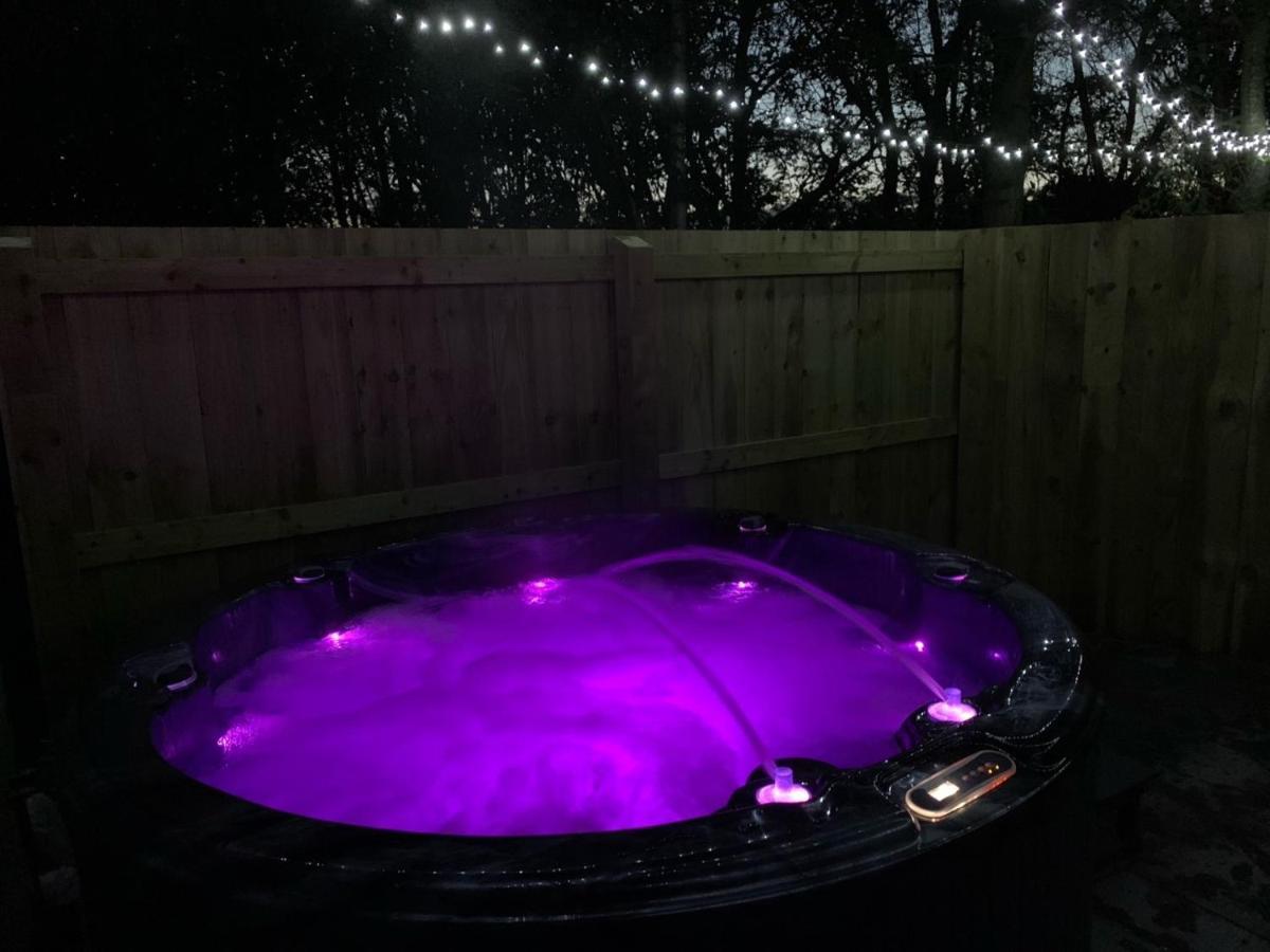 Lola Lodge - Luxury Hot Tub Retreat Newton on the Moor ภายนอก รูปภาพ