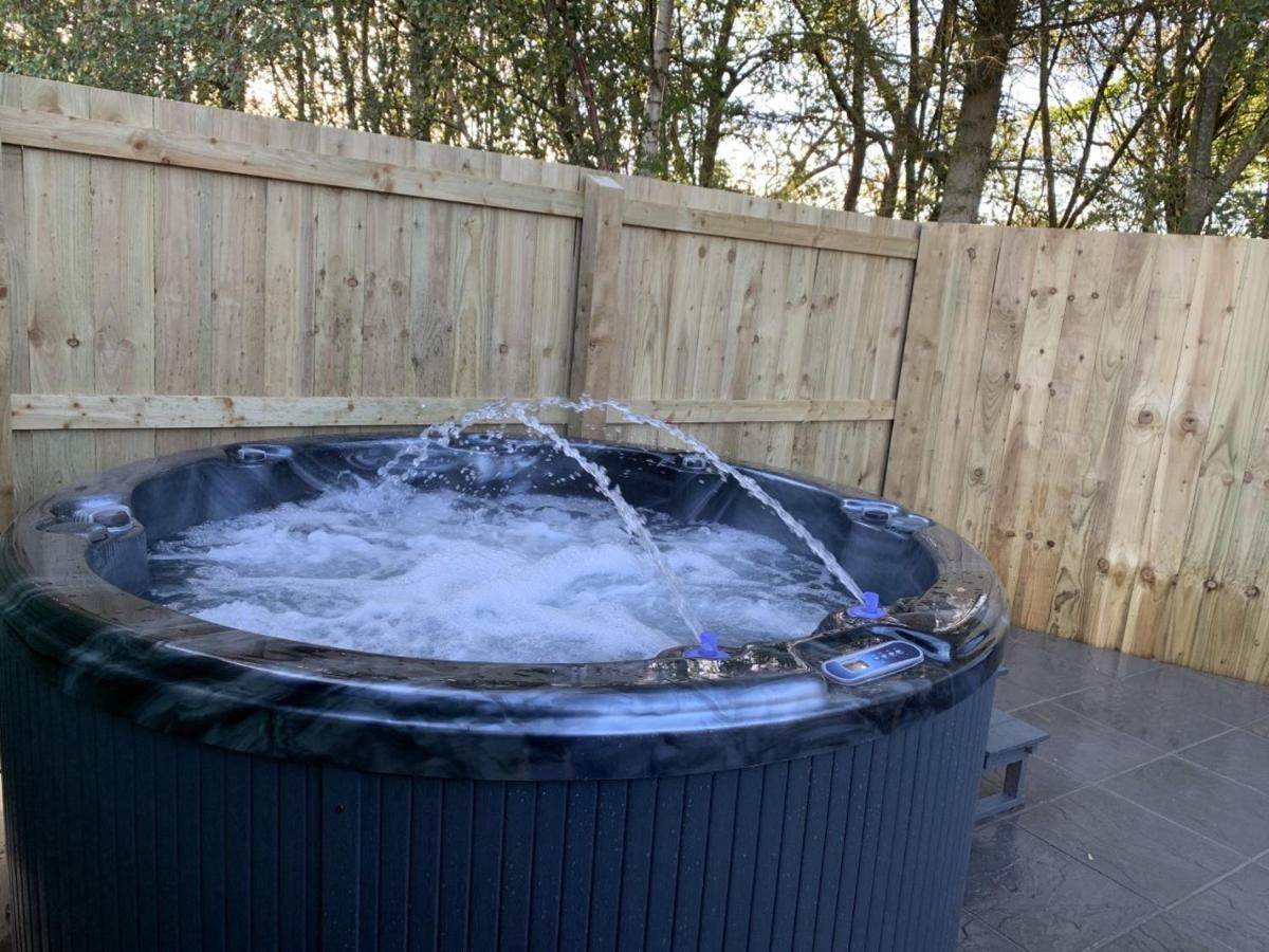 Lola Lodge - Luxury Hot Tub Retreat Newton on the Moor ภายนอก รูปภาพ