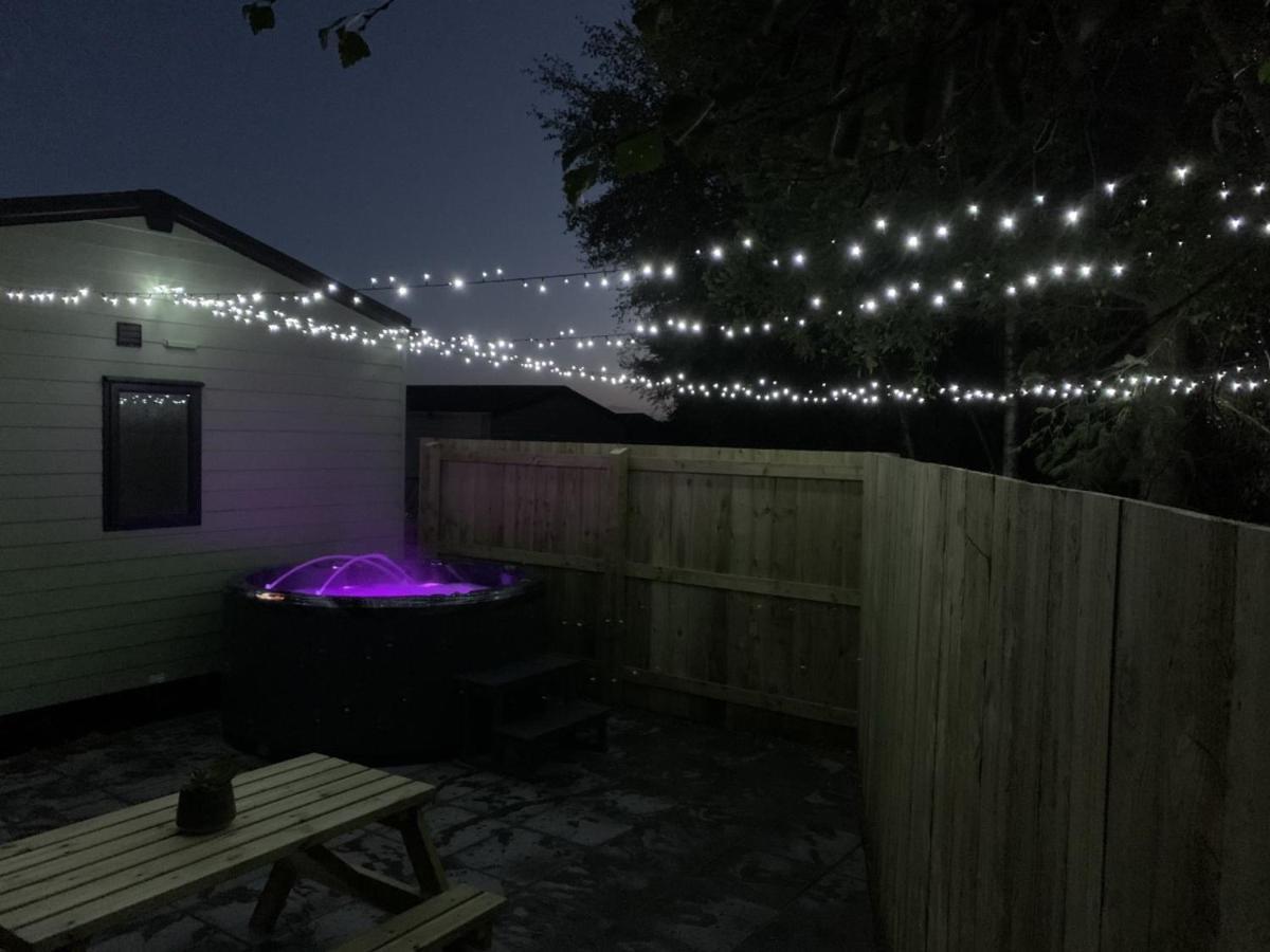 Lola Lodge - Luxury Hot Tub Retreat Newton on the Moor ภายนอก รูปภาพ