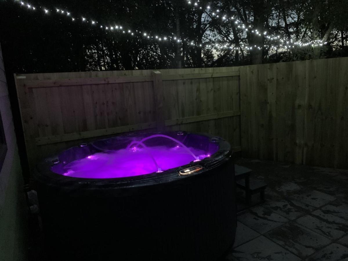 Lola Lodge - Luxury Hot Tub Retreat Newton on the Moor ภายนอก รูปภาพ